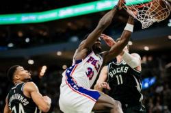 开云体育入口-76人客场大胜雄鹿领跑