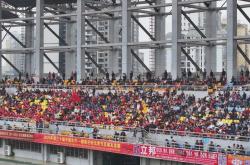 开云体育入口-包含足球场边气氛热烈，球迷热情高涨的词条