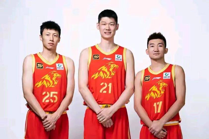 江苏男篮客场大战青岛，全队团结协作斩获胜利