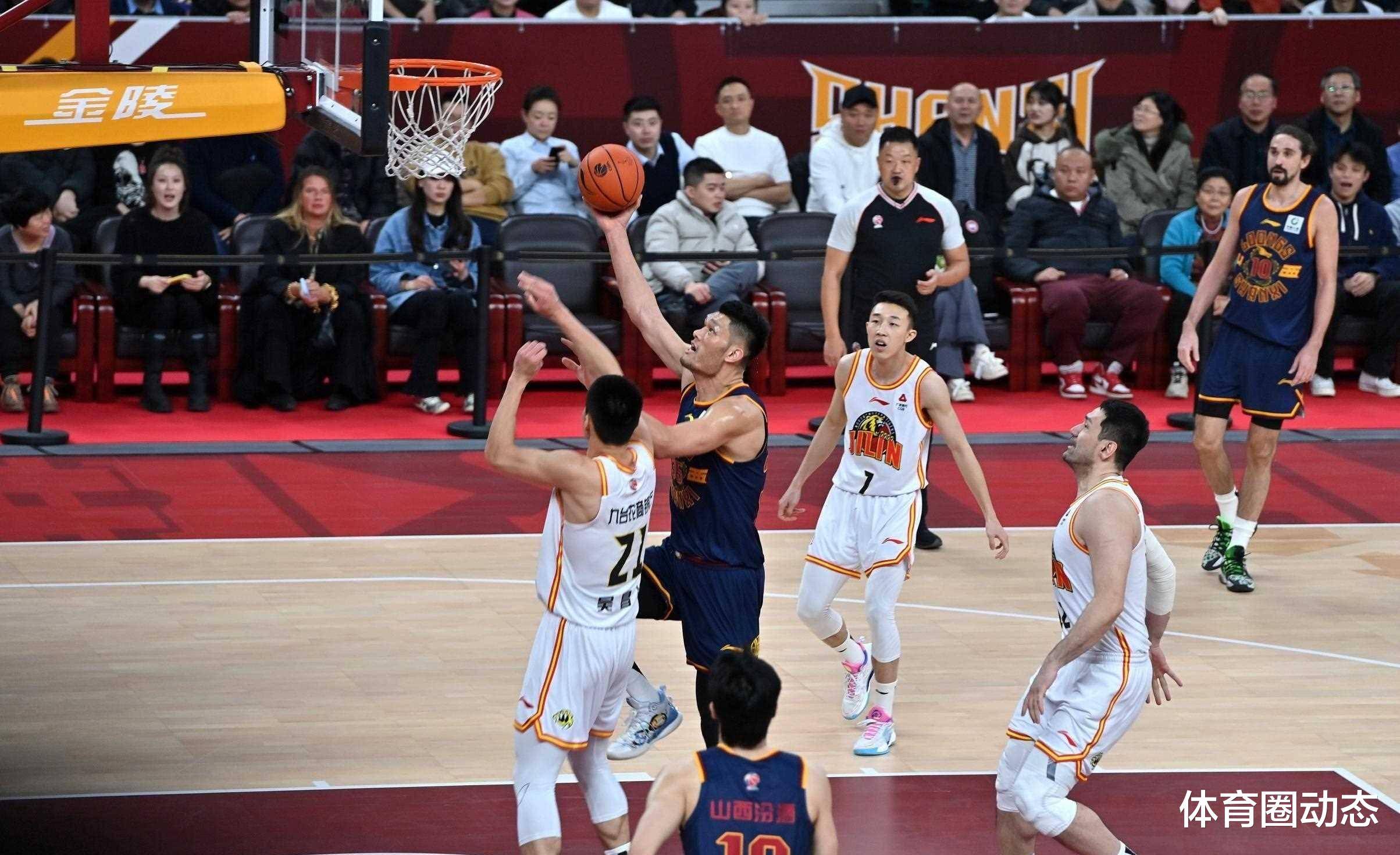 山西队发挥团队协作优势，努力争夺胜利