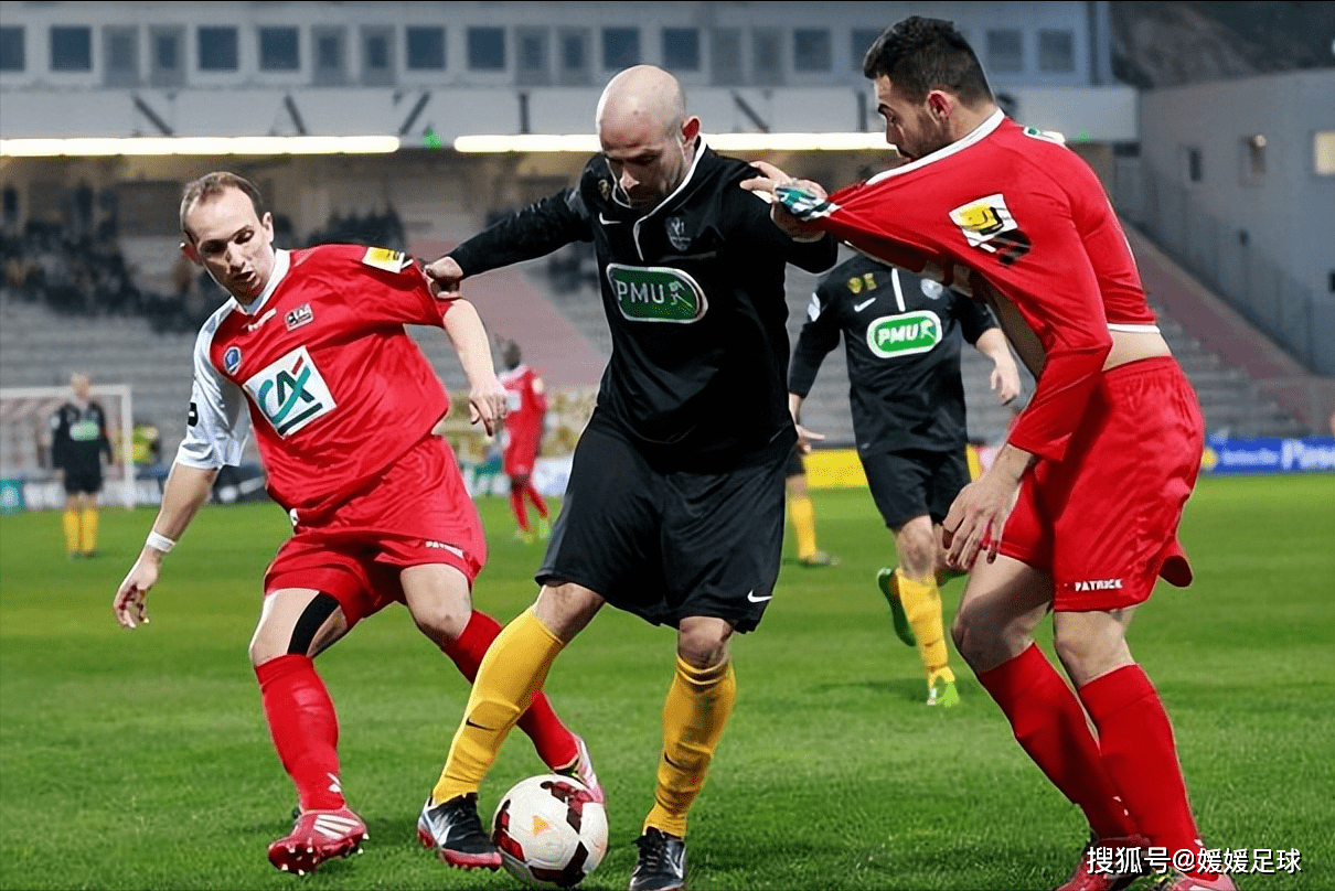 热门足球赛事中爆发激战，球员状态亮眼的简单介绍