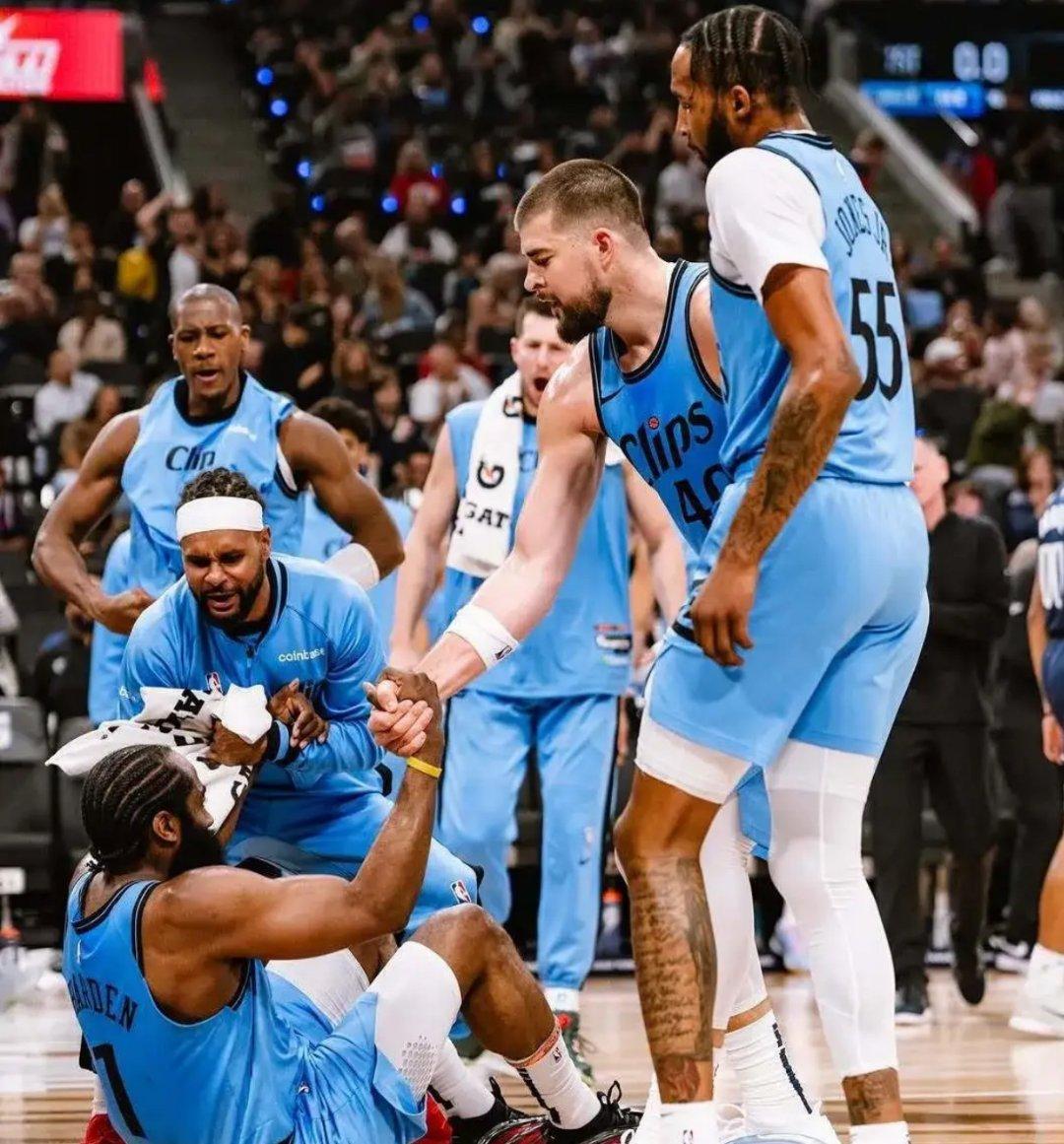 爵士险胜掘金，莫兰特爆发神勇的简单介绍