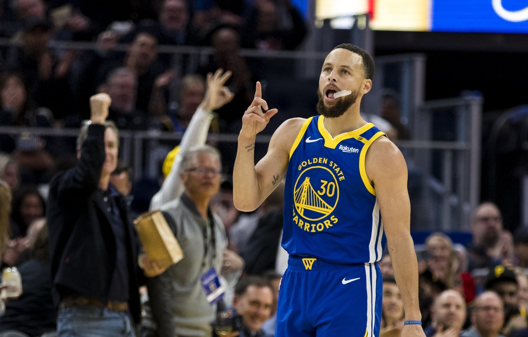 包含勇士主场大胜活塞，库里贡献28分的词条