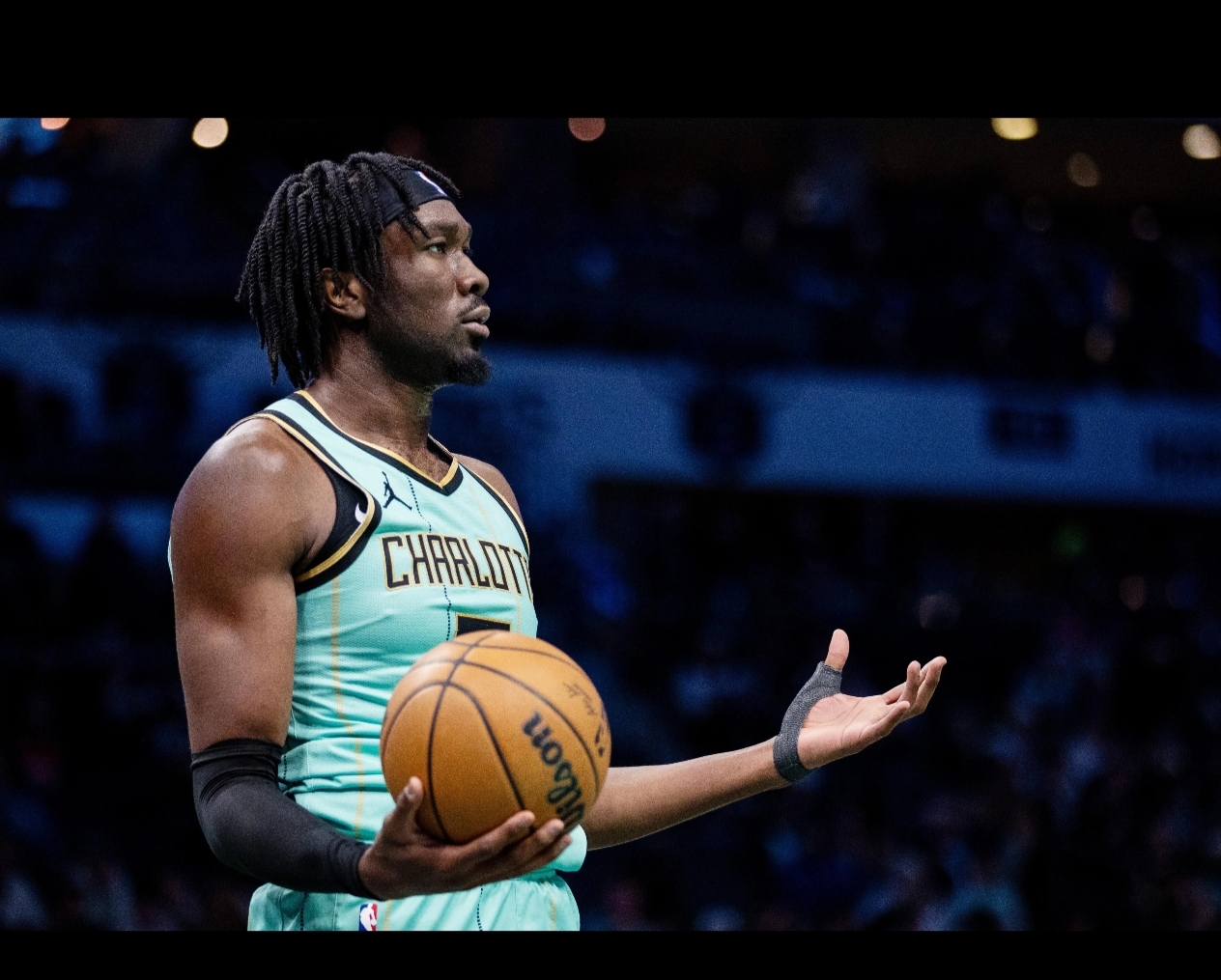 「黄蜂负于雄鹿，拉塞尔表现出色」的简单介绍