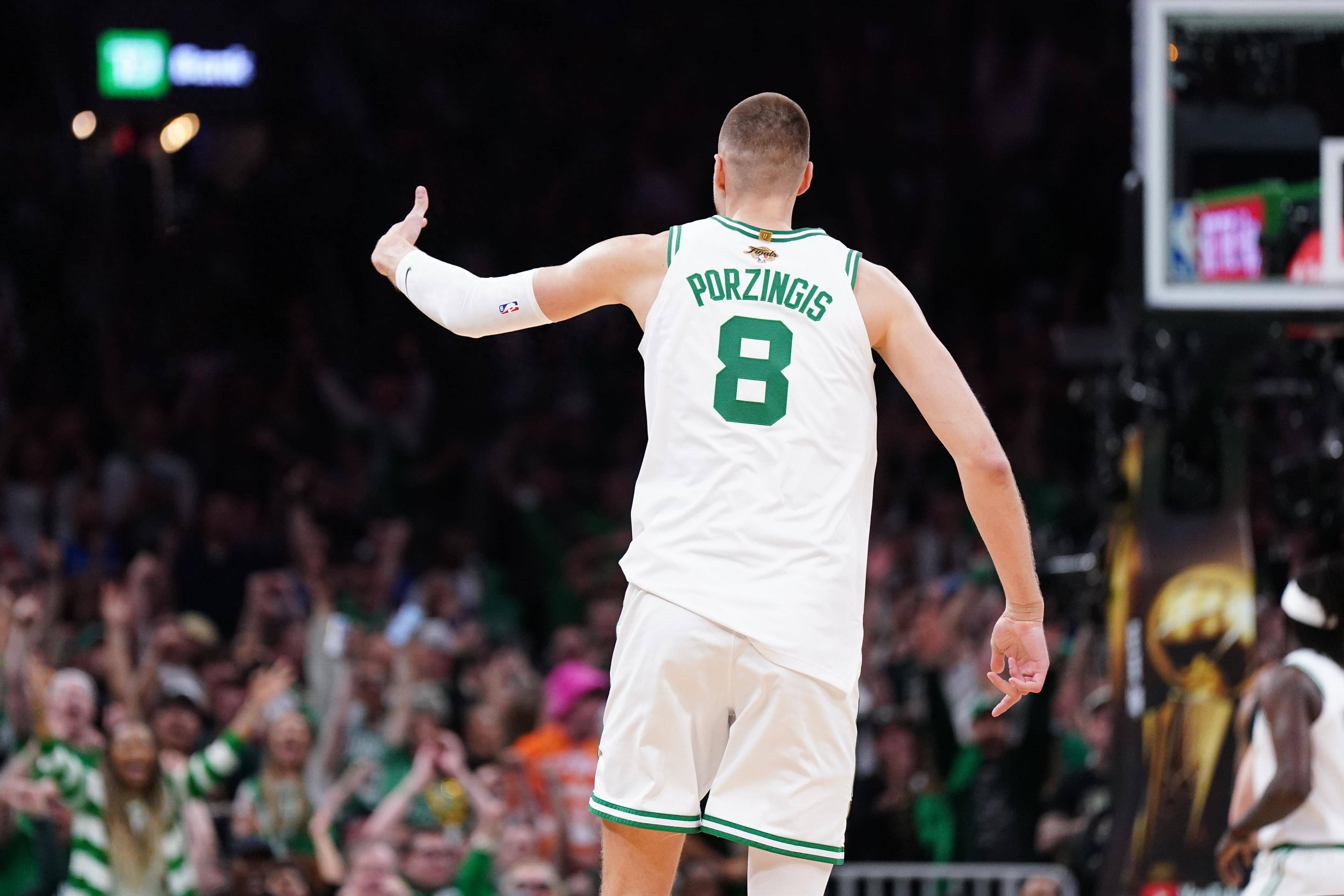 包含意大利男篮爆冷步行者，波尔津吉斯惊艳世界的词条